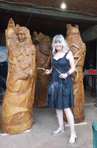Jelena Milošević pozlaćuje skulpture staroslovenskih bogova za Zapis.jpg