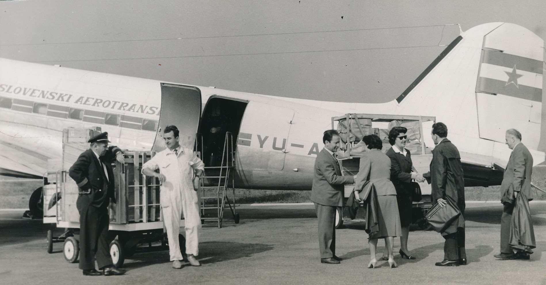 Jugoslovenski aerotransport prenosi pomoć u Bizertu Tunis Privatna arhiva porodice Plavšić Duduković.jpg