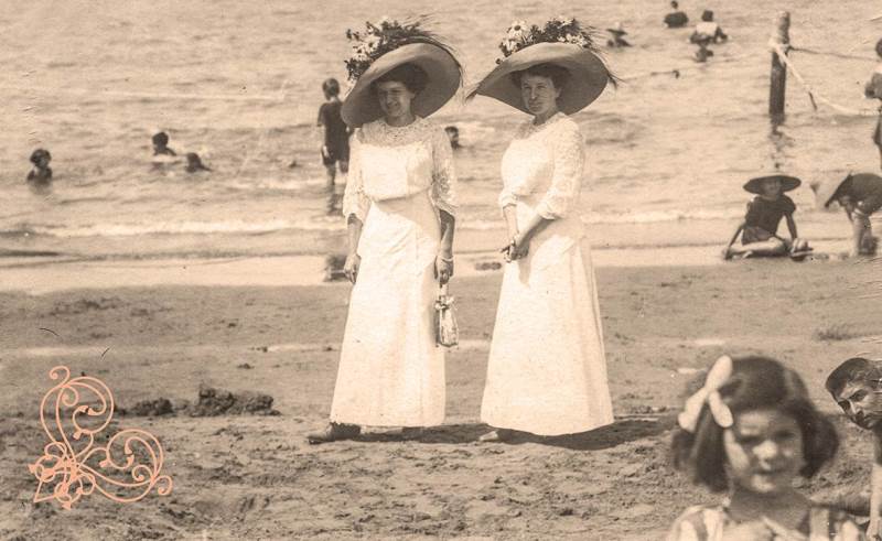 Milica Ćurčić i Jelena Milojević na plaži u Ševeningenu, 1918.godine.jpg