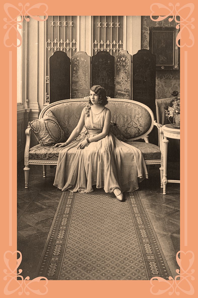 Milica Milojević u salonu rezidencije Kraljevine Jugoslavije pred svoj prvi bal na Belgijskom dvoru, 1931. godine.jpg