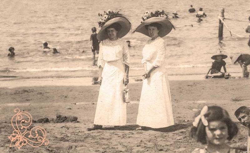 Milica Ćurčić i Jelena Milojević na plaži u Ševeningenu, 1918.godine.jpg