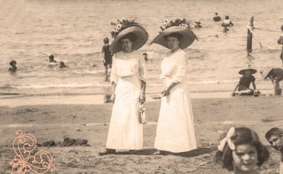 Милица Ћурчић и Јелена Милојевић на плажи у Шевенингену, 1918.године.jpg