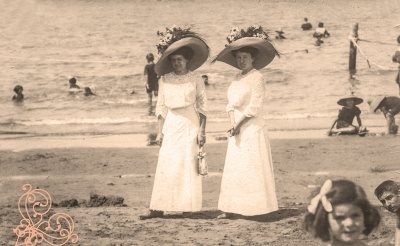 Milica Ćurčić i Jelena Milojević na plaži u Ševeningenu, 1918.godine.jpg