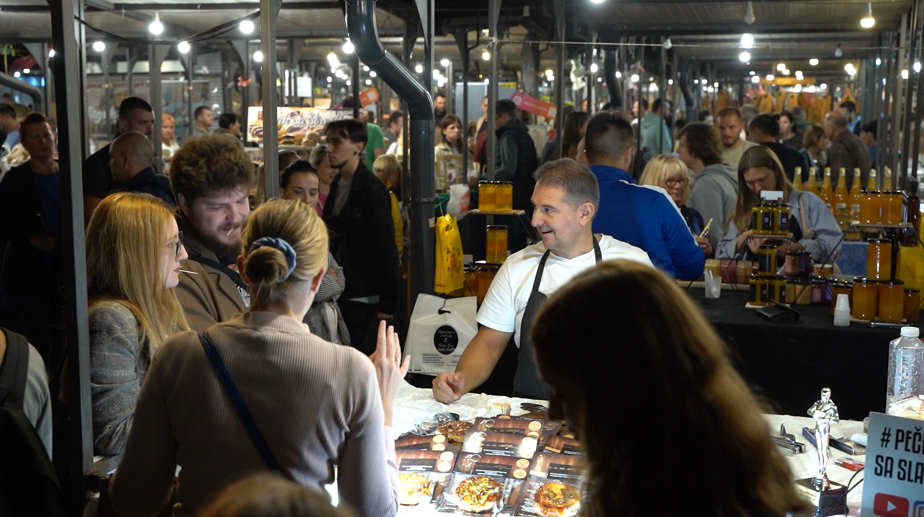 U petak 20. septembra, na „Kalenić” pijaci, održan je još jedan „Beogradski noćni market” 16x9.00_01_40_09.Still007.png